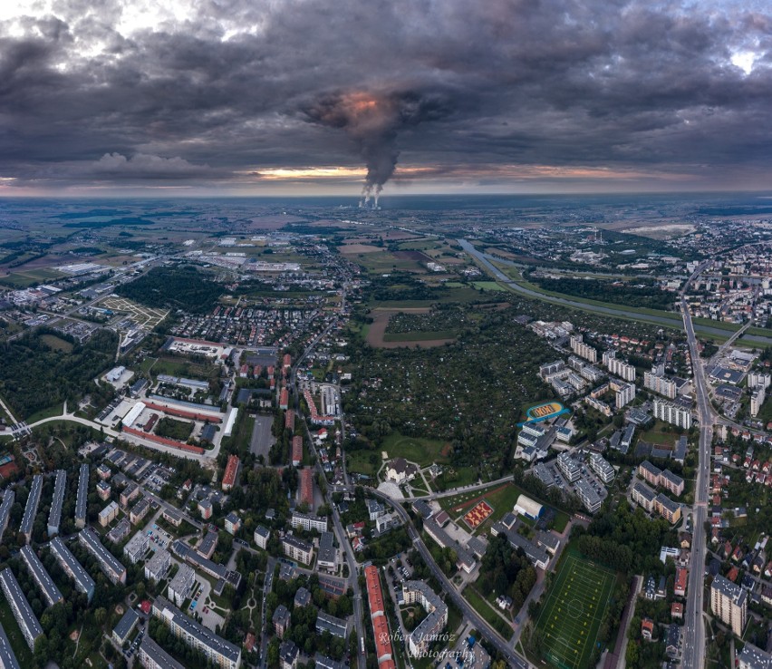 Obłok kondensacyjny to chmura można utworzona ze...