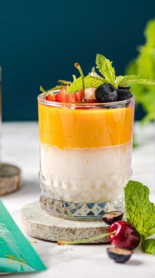 Panna Cotta z pulpą mango i waniliową nutą.