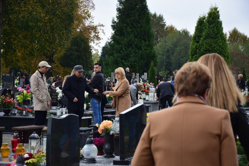 Tysiące ludzi na cmentarzach parafialnych w Tarnobrzegu we Wszystkich Świętych. Czas modlitwy, zadumy i wspomnień