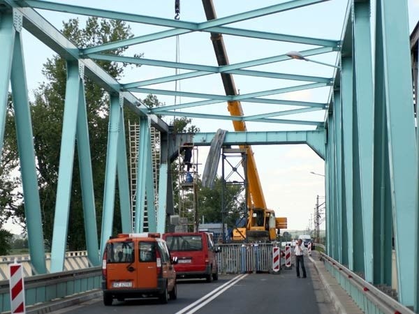 Nieprzejezdny most na Wiśle w Tarnobrzegu - Nagajowie utrudnia życie mieszkańcom, którzy korzystają z niego dojeżdżając do pracy.