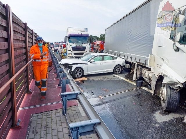 Wypadek na A2 koło Skierniewic.