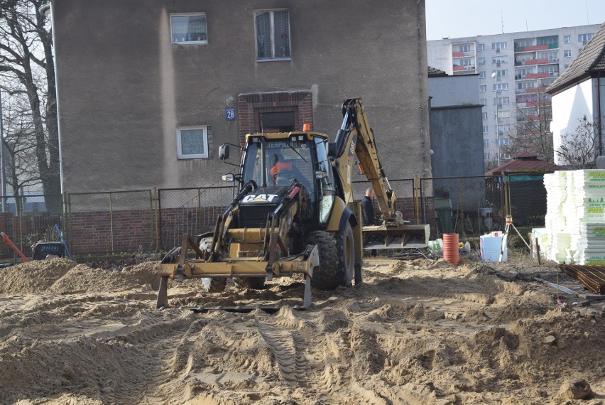 Ruszyła budowa nowych mieszkań w Stargardzie. Przed laty był tam sklep. ZDJĘCIA z placu budowy