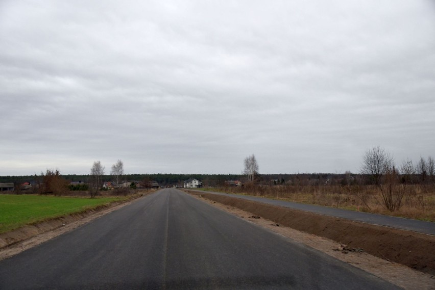 Trwa modernizacja drogi powiatowej na terenie gminy Jastrzębia. Powstanie też nowa ścieżka rowerowa. Zobaczcie zdjęcia