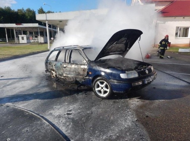 Strażacy z Gołdapi interweniowali po rosyjskiej stronie granicy. Auto spłonęło doszczętnie.