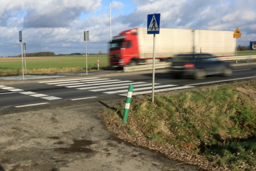 Nieoświetlone przejścia dla pieszych pod Wrocławiem. Czekamy na tragedię? 