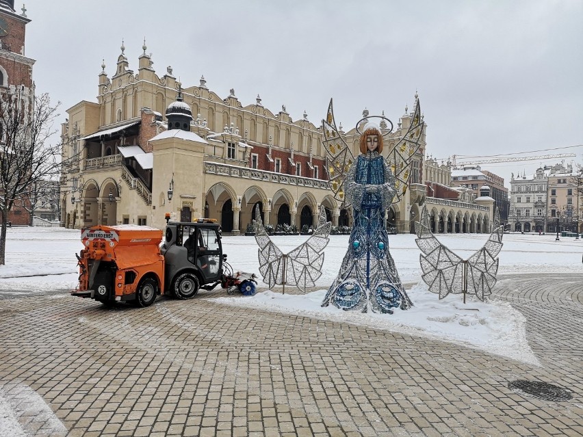 Kraków. Wielkie odśnieżanie na Rynku Głównym. Biały puch przykrył centrum miasta [ZDJĘCIA]