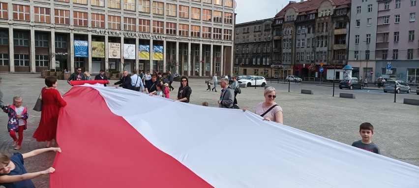 Święto flagi 2022 w Bytomiu. Mieszkańcy utworzyli stumetrową flagę! Zobaczcie zdjęcia 