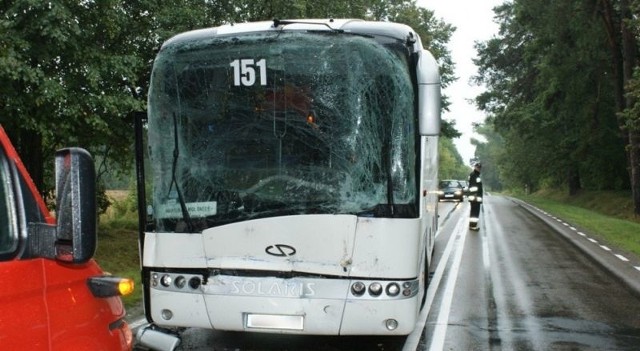 Jedna z pasażerek stojącego na przystanku autobusu trafiła do szpitala z ogólnymi obrażeniami ciała.
