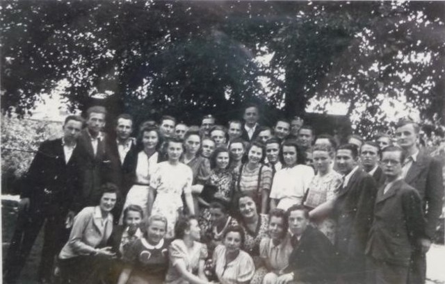 Matura w 1945 roku odbyła się na początku lipca. Pech chciał, że Jerzego Sawickiego nie ma na tym zdjęciu. Rozchorował się i zdawanie egzaminów kończył we wrześniu.