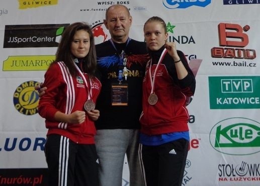 Od lewej: Sara Domagałą, trener Janusz Domagała i Aleksandra Jakubowska.
