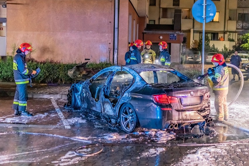 Kraków. Pożar BMW na Kurdwanowie. Policja wyjaśnia przyczyny