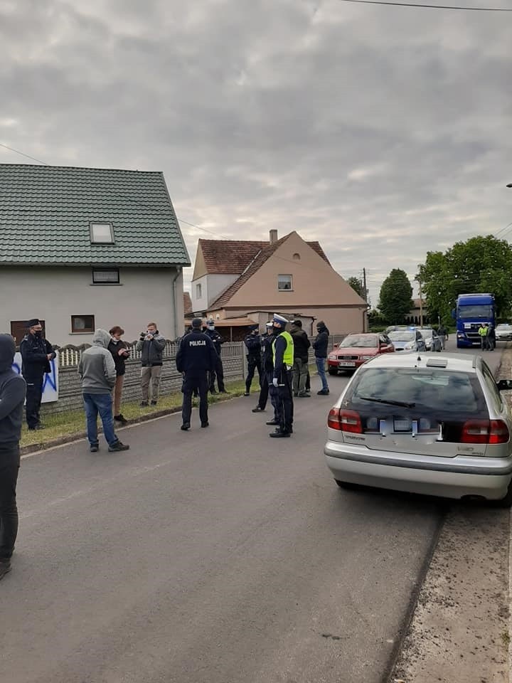 Dwie osoby zatrzymane podczas protestu w Bobrownikach. Co się wydarzyło we wsi w otyńskiej gminie w sobotę, 16 maja?