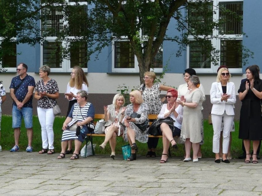 Pracownicy oświaty podczas miejskiego zakończenia roku.