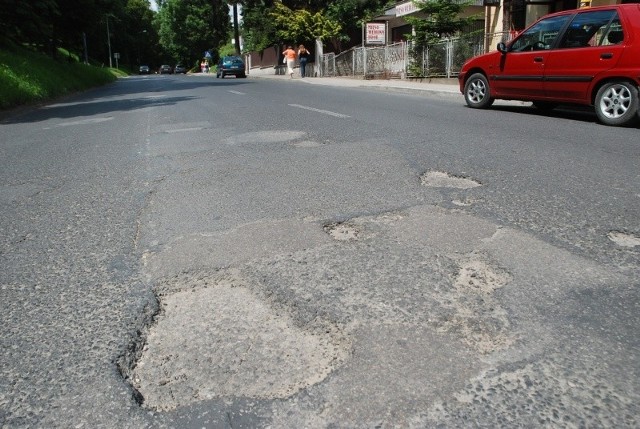 Fragment ulicy Mickiewicza przy parku miejskim  w Sandomierzu jest dziurawy. Drogowcy naprawią drogę na dniach?