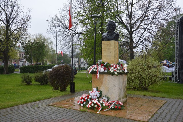 W rozwadowskim rynku popiersie króla Jana III Sobieskiego, któremu miasto zawdzięczało założenie