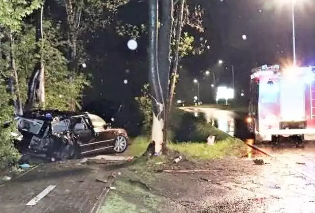 Wypadek w Zabrzu Mikulczycach zakończył się tragicznie. Samochodem jechało trzech mężczyzn.