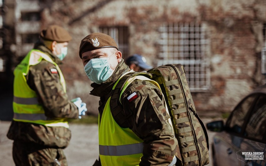 Żołnierze WOT sprawdzają, czy osoby objęte kwarantanną...