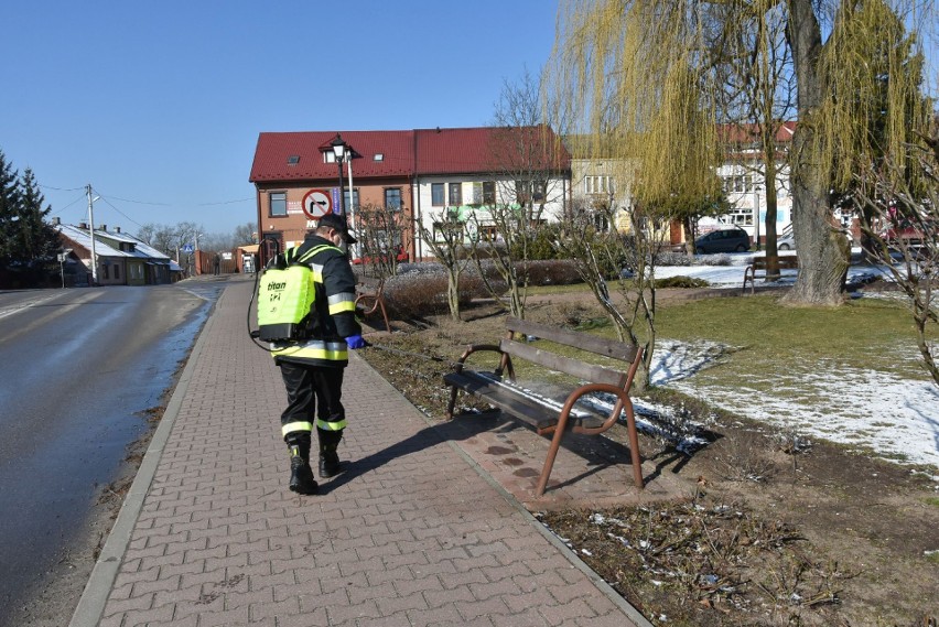 Gmina Iwaniska prowadzi wielką akcję odkażania. Dezynfekuje się wszystko [ZDJĘCIA]