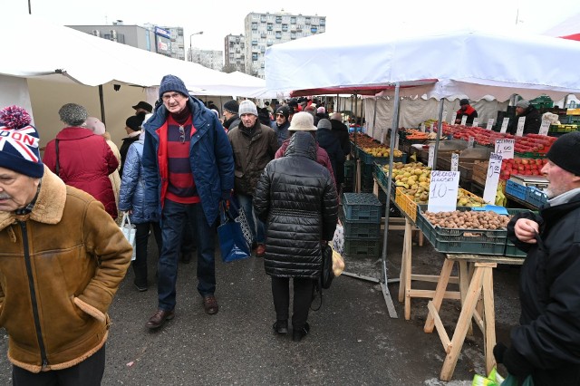 Mnóstwo ludzi kupowało w piątek warzywa i owoce na kieleckich bazarach. Zobaczcie na kolejnych slajdach, jakie były ceny przed świętami >>>