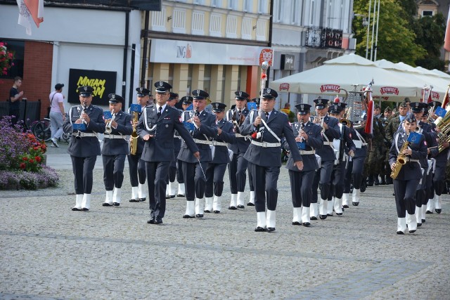 Orkiestra Wojskowa w Radomiu już dziś zaprasza na koncert patriotyczny, który odbędzie się 15 listopada o godzinie 16.00 w kościele garnizonowym w Radomiu. Wstęp na koncert – bezpłatny. Na razie orkiestra przygotowuje repertuar  - dobrze znane melodie patriotyczne. Orkiestra ma bogaty repertuar i duże doświadczenie artystyczne. To jedna z najstarszych orkiestr w regionie radomskim. Orkiestra Wojskowa na Sadkowie powstała w lutym 1952 roku. Ma już ponad 68 lat. Założycielem i pierwszym kapelmistrzem był  major Helmut Golcz. Orkiestrą dowodzili kolejno: kapitan Marian Maruszak, starszy chorąży Janusz Łaskarzewski, chorąży Krzysztof Sikorski, chorąży Łukasz Baranowski, kapitan Sławomir Ćwiek, starszy chorąży sztabowy Tomasz Chwaliński. Obecnie Dowódcą - Kapelmistrzem jest kapitan Łukasz Kukulski. Zobacz kolejne zdjęcia >>>