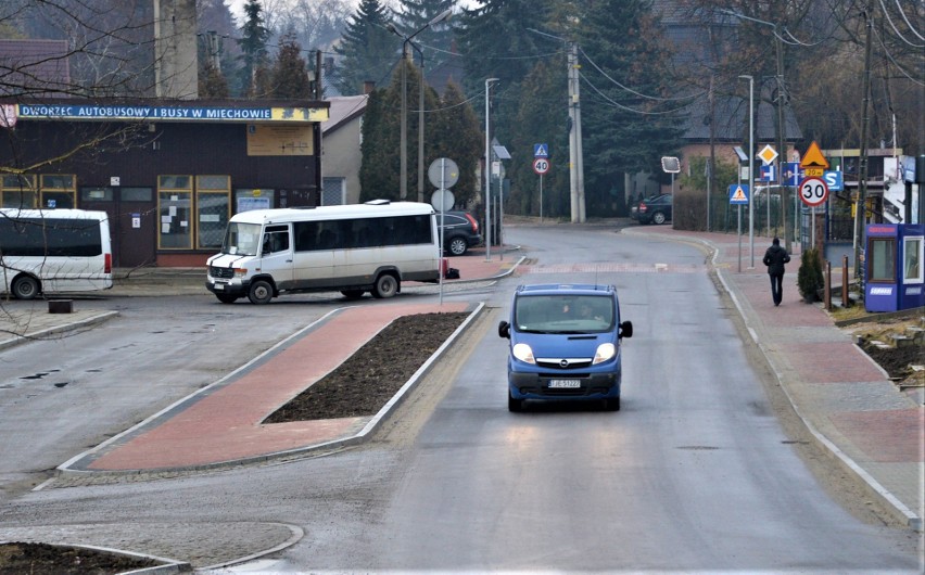 Ulica Podzamcze w Miechowie. Po lewej stronie budynek dworca...