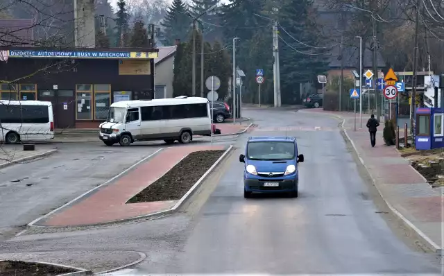 Ulica Podzamcze w Miechowie. Po lewej stronie budynek dworca autobusowego.