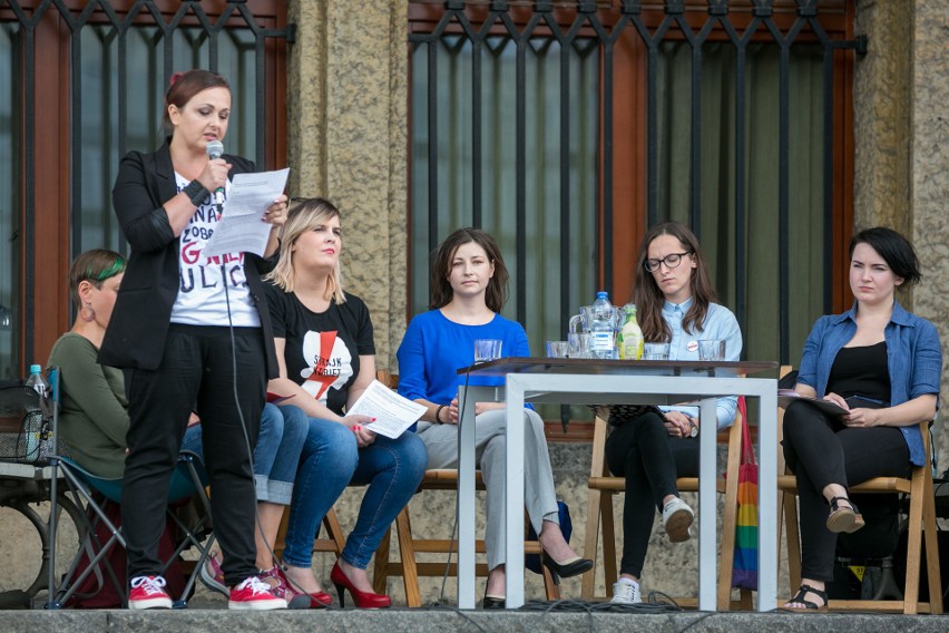 Kraków. Odbyła się publiczna dyskusja na temat wpływu działań Kościoła katolickiego na życie kobiet [ZDJĘCIA]