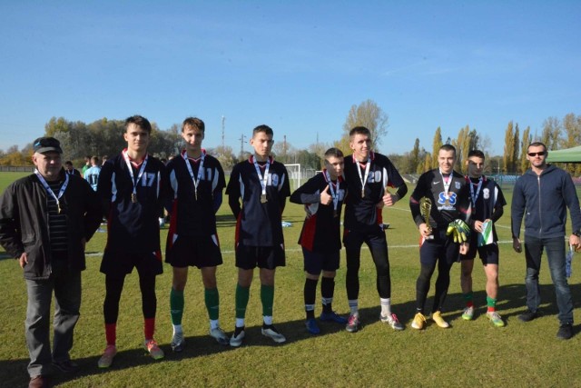 Drużyna chłopców z kostrzyńskiego zespołu szkół zwyciężyła w Lubuskiej Olimpiadzie Młodzieży w piłce nożnej.