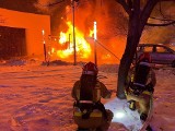Pożar w centrum Jaworzna. Doszczętnie spaliła się ciężarówka z nowymi krzesłami. Przyczynę pożaru wyjaśnia policja ZDJĘCIA  