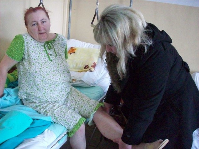 Barbara Knap z córką na oddziale ortopedii ostrowieckiego szpitala.