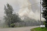 Pożar składowiska śmieci w Rybniku Boguszowicacach.  Z ogniem i ogromnym dymem walczą strażacy 