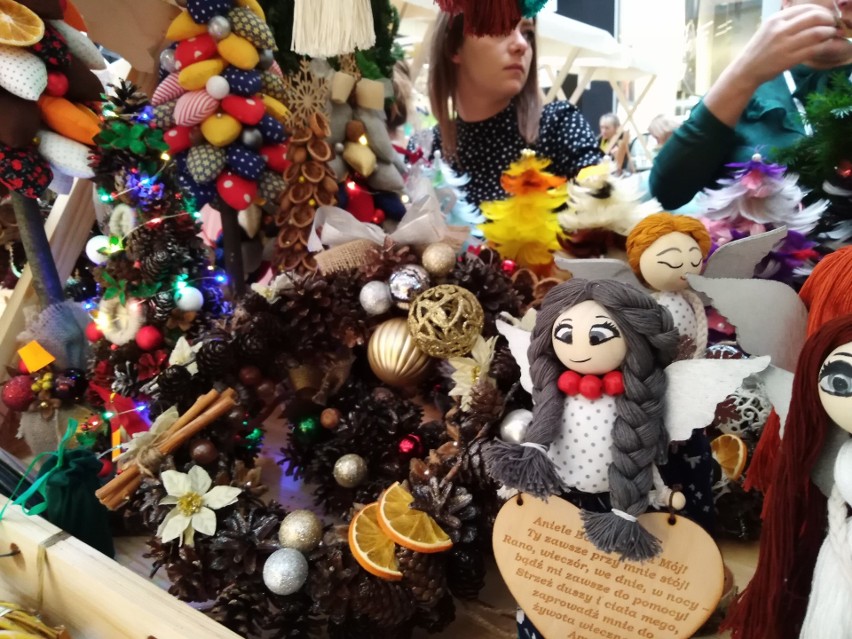 Piękne ozdoby świąteczne, stroiki i smakołyki na świątecznym kiermaszu ekonomii społecznej w Plaza Rzeszów – zobacz zdjęcia