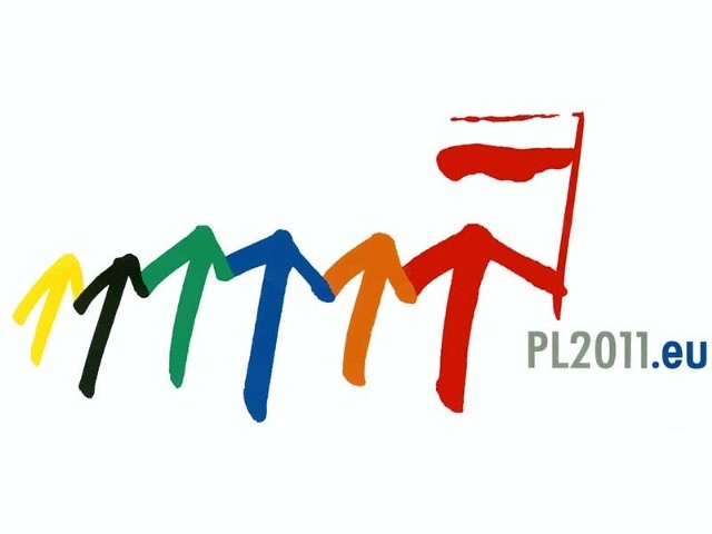 Jerzy Janiszewski, autor logotypu polskiej prezydencji, przyznał, że chciałby, by Polacy przez te pół roku poczuli się podobnie jak 31 lat temu. Gdy tak bliskie były nam: solidarność społeczna, duma z kraju, wspólne cele... Dlatego nawiązał do loga Solidarności.