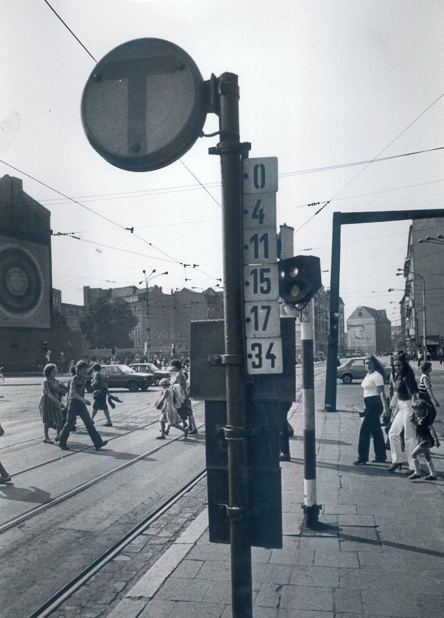 Przystanek tramwajowy przy ul. Świerczewskiego (obecnie ul. Piłsudskiego). Rok 1987.