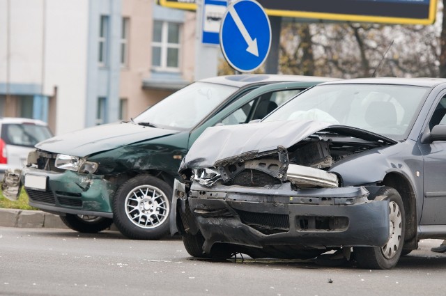 Samochód wyposażony w opony zimowe, jadący po mokrej nawierzchni, przy temperaturach dodatnich 2 st. C oraz 6 st. C zatrzyma się wcześniej niż na oponach letnich o odpowiednio 11 i 7 metrów.