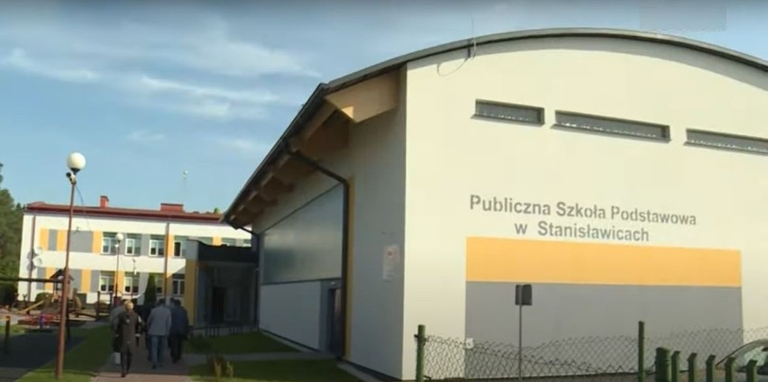 Nowa sala gimnastyczna przy szkole w Stanisławicach, w gminie Kozienice przeszła odbiór techniczny. Wkrótce otwarcie