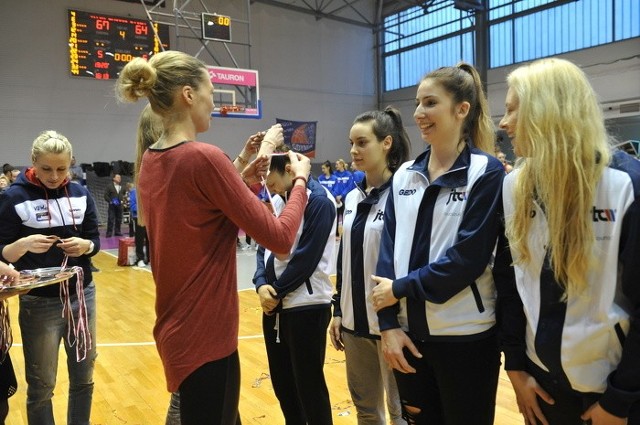 Koszykarki MUKS po zdobyciu brązowego medalu MP do lat 22 zmierzą się w środę w meczu I ligi z Koroną Kraków