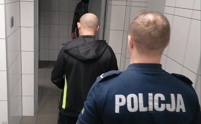 Dąbrowscy policjanci zatrzymali w tej sprawie trzy osoby, dwie z nich zostały już tymczasowo aresztowaneZobacz kolejne zdjęcia/plansze. Przesuwaj zdjęcia w prawo naciśnij strzałkę lub przycisk NASTĘPNE