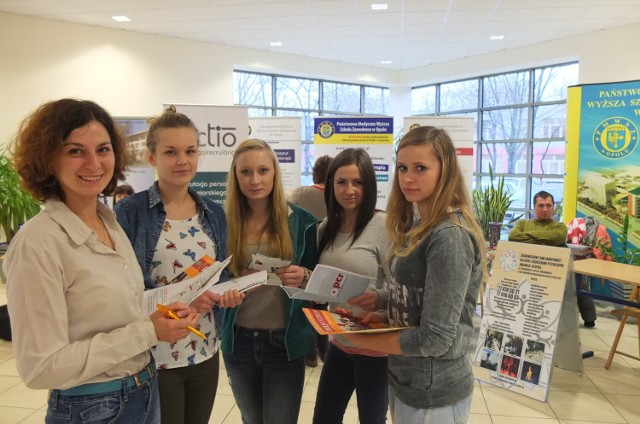 Aleksandra Witkowska, instruktorka zawodu w Instytucie Położnictwa, Klaudia Morawska, Karolina Sławik, Natalia Syma i Anna Materac, studentki III roku położnictwa, podczas targów przeglądały oferty pracy. - W Polsce też ich nie brakuje, ale wynagrodzenia są dużo niższe niż na Zachodzie - oceniały.