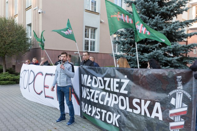 W niedzielę przed Urzędem Wojewódzkim w Białymstoku odbyła się pikieta Młodzieży Wszechpolskiej. Dotyczyła ona umowy CETA.