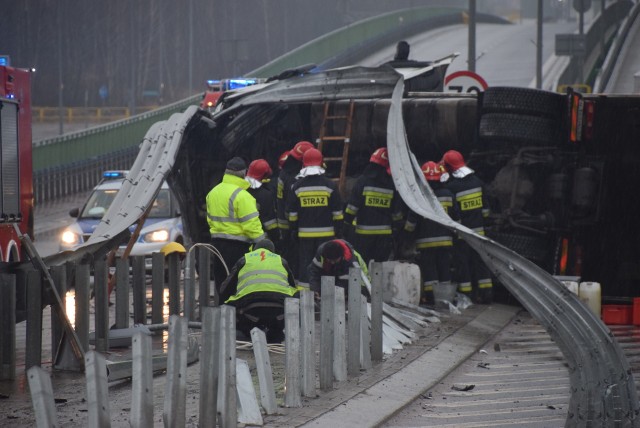 Do tego zdarzenia doszło w niedzielę przed godziną 17. Na ul. Kleeberga w Białymstoku TIR przewrócił się i zablokował ruch na ulicy.