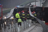 Wypadek na ul. Kleeberga. TIR wywrócił się na wiadukcie. 21 ton zablokowało Kleeberga [ZDJĘCIA]