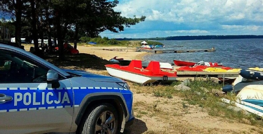 Jezioro Wigry. Ratownicy wodni z Suwałk pomogli kajakarzowi oraz windsurferowi nad wodą (zdjęcia)
