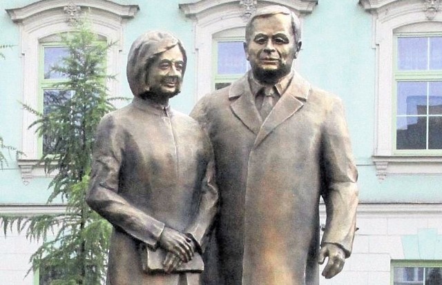 Pomnik (na cokole z napisem „Dla Ciebie Polsko” pary prezydenckiej w Radomiu. Na razie nie wiadomo, czy na białostockim postumencie stanie wyłącznie Lech Kaczyński, czy również jego małżonka.