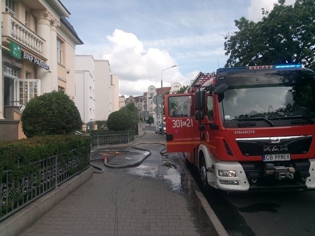 Pożar w banku w centrum Bydgoszczy - strażacy weszli z drzwiami