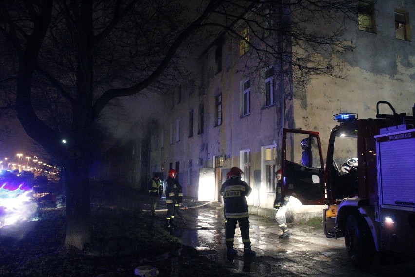 Pożar na Placu Zwycięstwa. Ewakuacja kilkunastu mieszkańców [ZDJĘCIA+FILM]