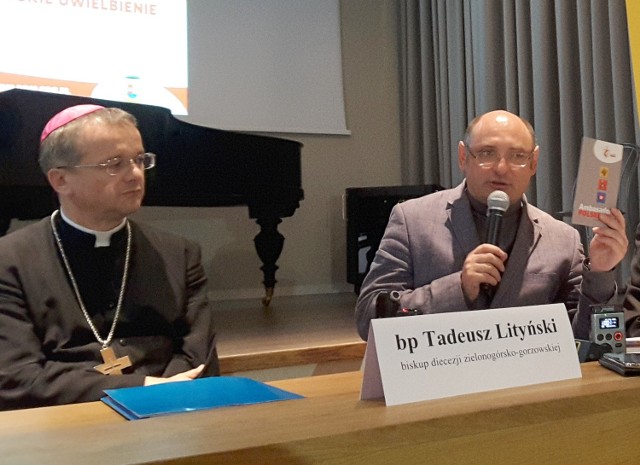 Biskup diecezjalny Tadeusz Lityńsk i ks. Robert Patro, koordynator Diecezjalnego Centrum ŚDM 2016.