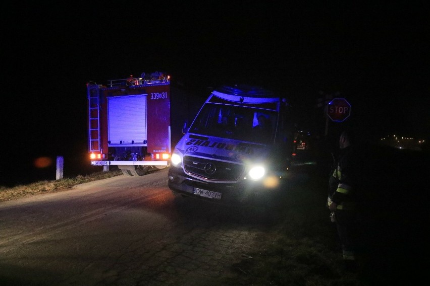 Wypadek Ukraińca na przejeździe kolejowym. Wjechał pod lokomotywę w pobliżu Wrocławia (ZDJĘCIA)