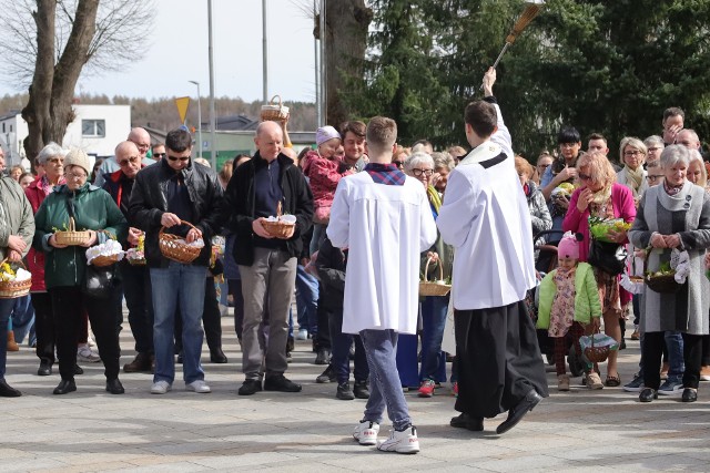 Święcenie pokarmów w parafii pw. św. Wojciecha w Koszalinie.