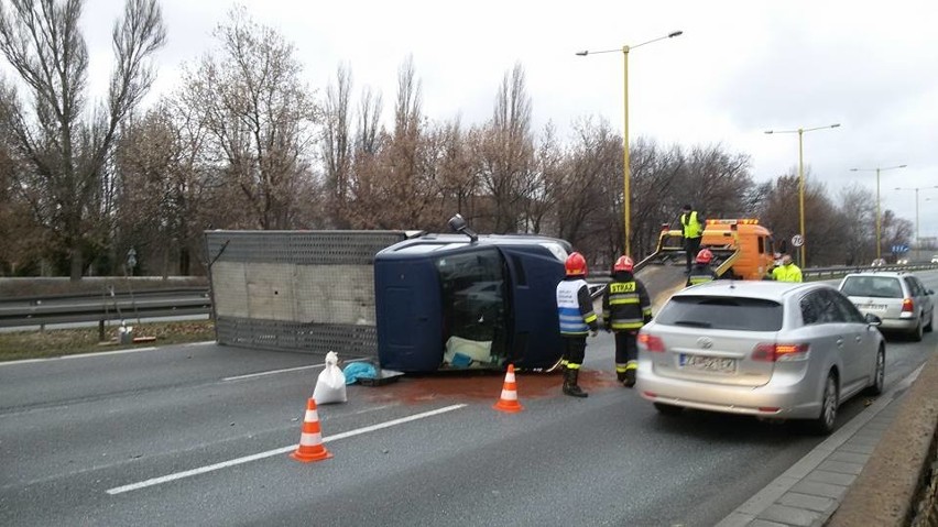 DK1 w Częstochowie częściowo zablokowana. Mercedes spadł z...